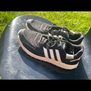 Adidas black & white Retro Run shoe in size 8.5 like new
